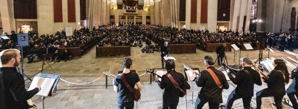 Instruments of Happiness: Projet 100 guitares — La grande accélération